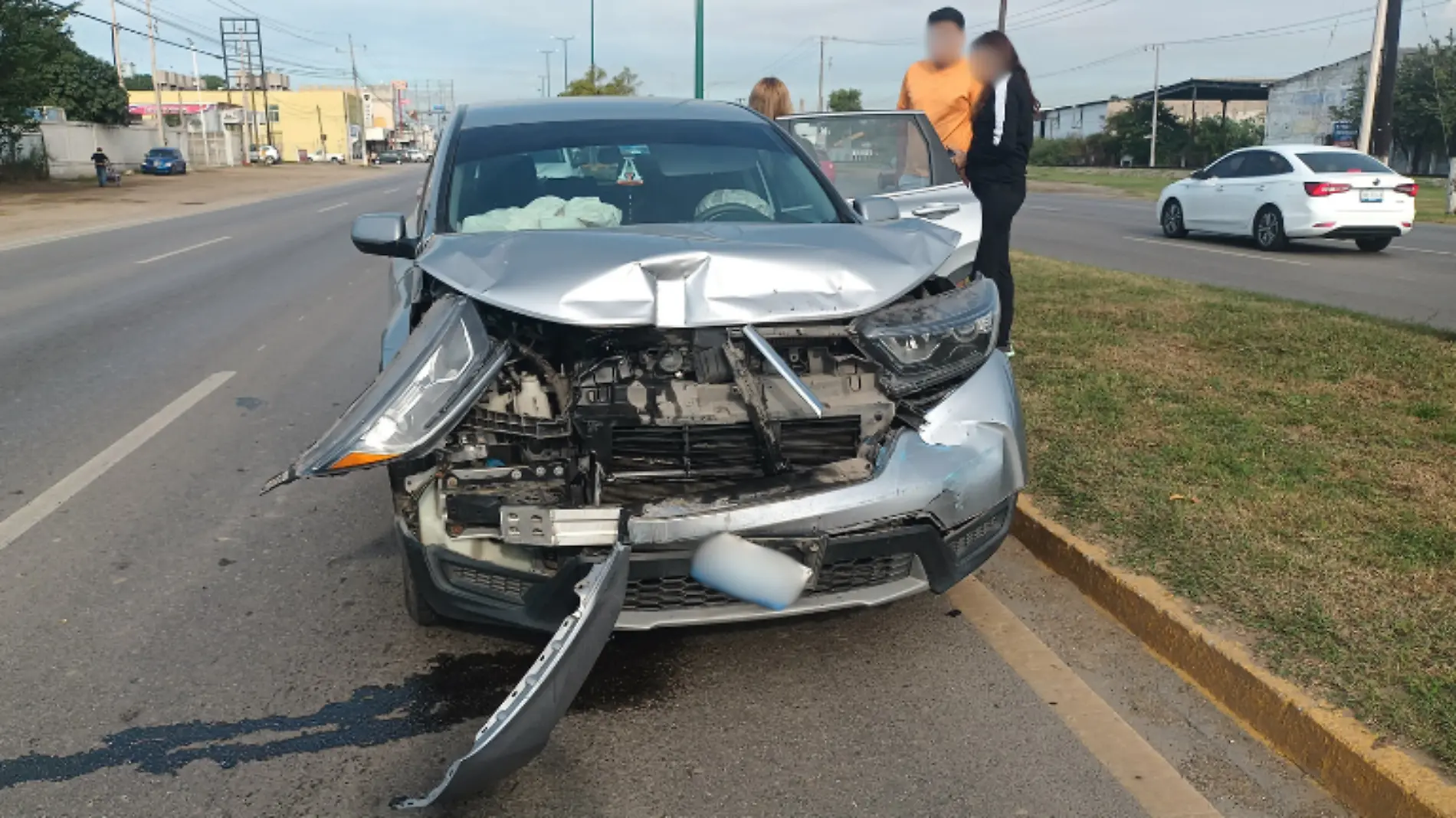 Choca por alcance y destroza su camioneta 